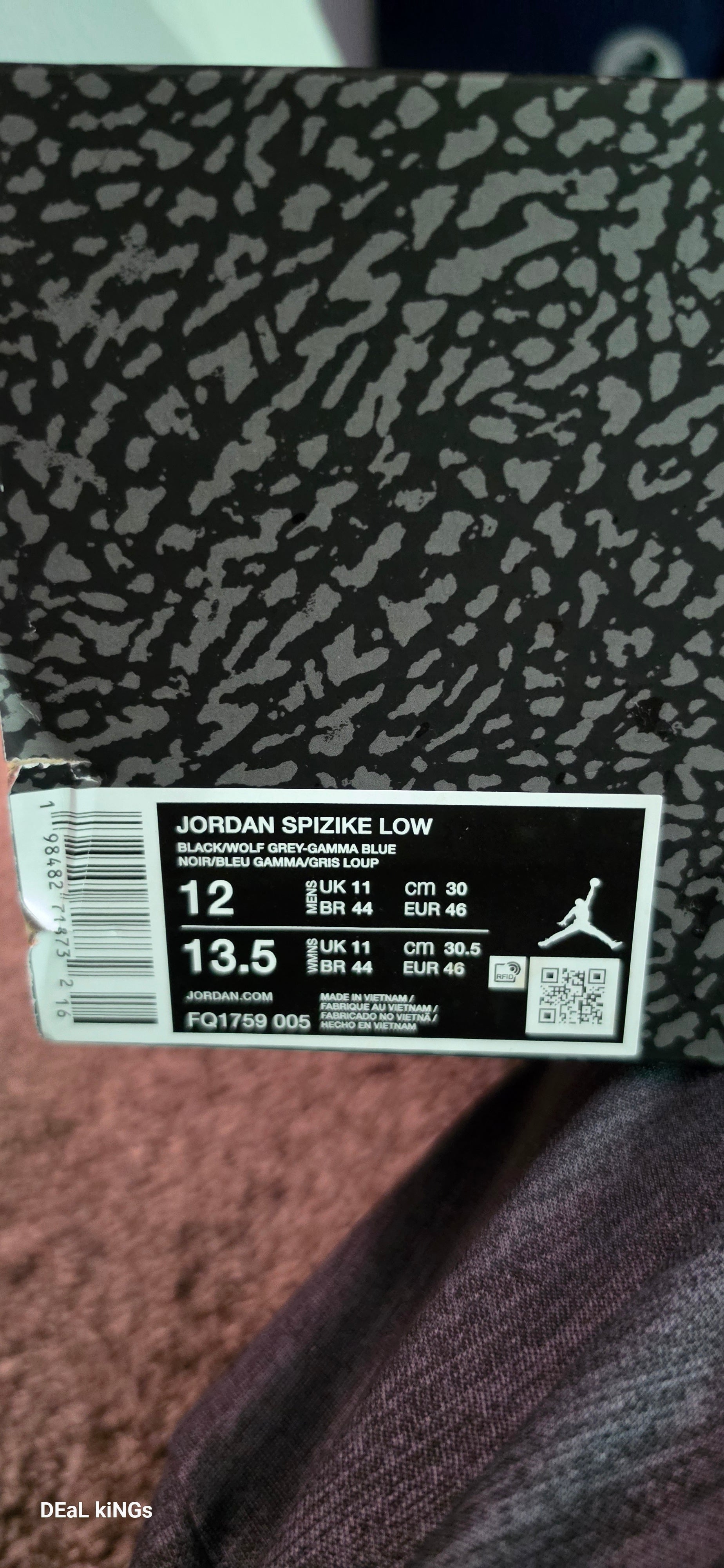 JORDAN SPIZIKE LOW (GLOW IN THE DARK BOTTOMS BRAND NEW 💯% AUTHENTIC